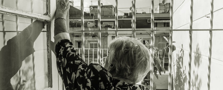 Opiekun wyrzucił męża 83-latki z sypialni, obiecał jej masaż. Ale zrobił jej tak straszne rzeczy, że aż chce się płakać