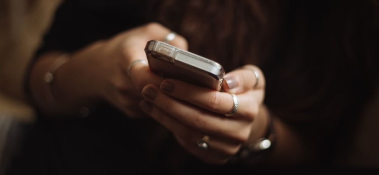 Panna młoda wzięła do ręki telefon swojego przyszłego męża. Popełniła samobójstwo niedługo po tym, jak trafiła na obrzydliwe zdjęcia