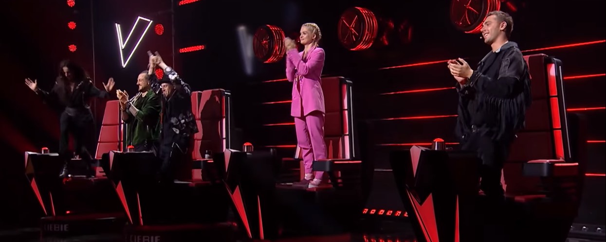 Uczestnik "The Voice" tak się ubrał, że kontrowersyjne stroje Michała Szpaka to przy tym nic. TVP musiało go ocenzurować