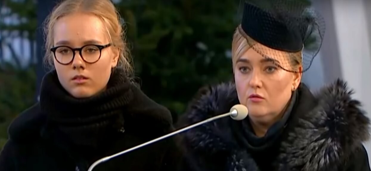 Wdowa po Adamowiczu z córkami na zdjęciach z królową. Odebrała nagrodę księżnej dla zmarłego męża