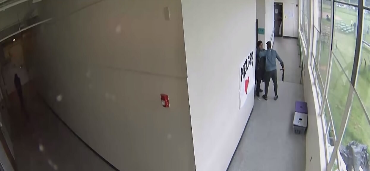 Nagle w szkole wyjął broń. Wszyscy uciekali w popłochu, a nauczyciel ruszył do przodu, miał zaledwie ułamek sekundy