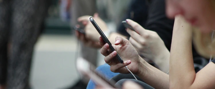 Masz taki telefon? Uważaj, mają błąd, przez który możesz stracić wszystkie pieniądze
