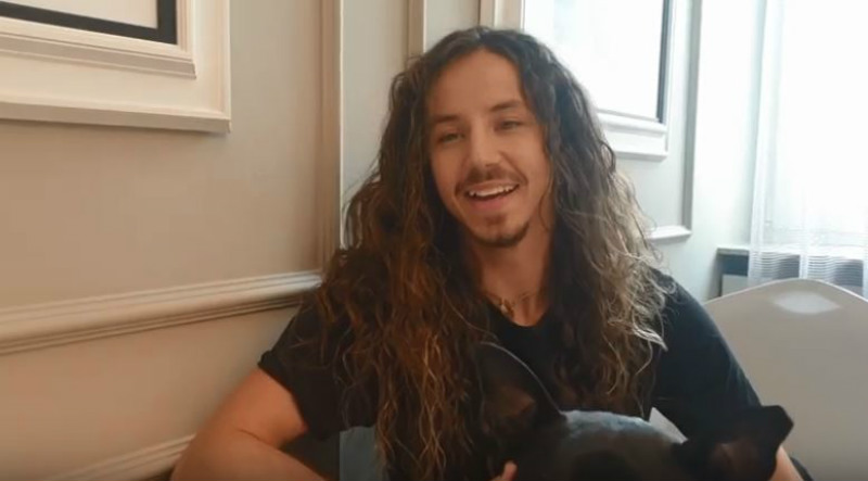 Niesamowita, długo ukrywana przed mediami wiadomość! Już jest po porodzie, Michał Szpak w euforii, jego rodzina właśnie się powiększyła