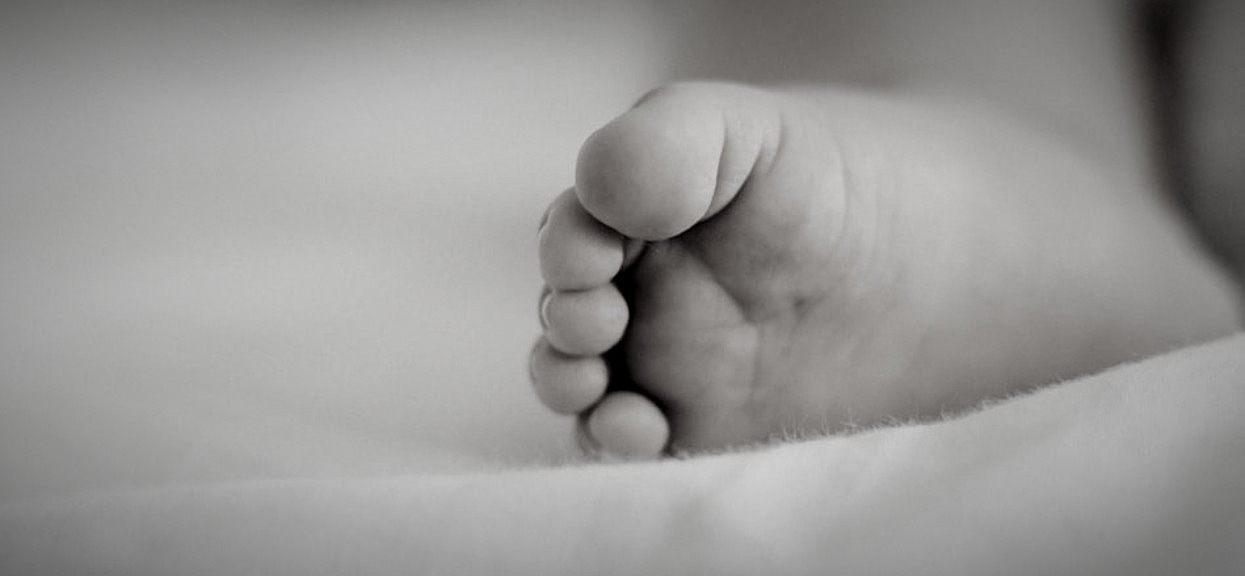 Mama z przyjacielem zmasakrowała 8-miesięczną córeczkę. Leżała w kałuży krwi, kiedy pielęgniarka ją zobaczyła, zemdlała z przerażenia