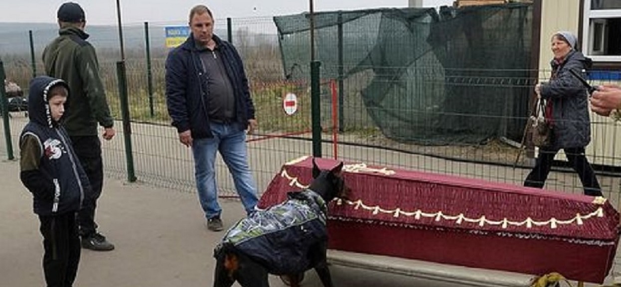 Wieźli zwłoki na pogrzeb. Usłyszeli kilka słów i w mgnieniu oka musieli otworzyć trumnę