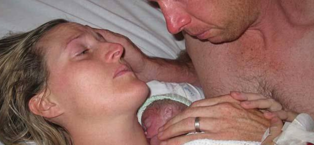 Zalani łzami mama i tata chcieli pożegnać synka, myśleli że nie żyje. Przytulili chłopca i lekarzom odebrało mowę
