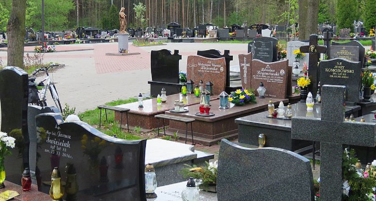 Na grobach zarabiają prawdziwy majątek, nawet kilka tysięcy dziennie. Wszystkich Świętych to dla nich złoty okres
