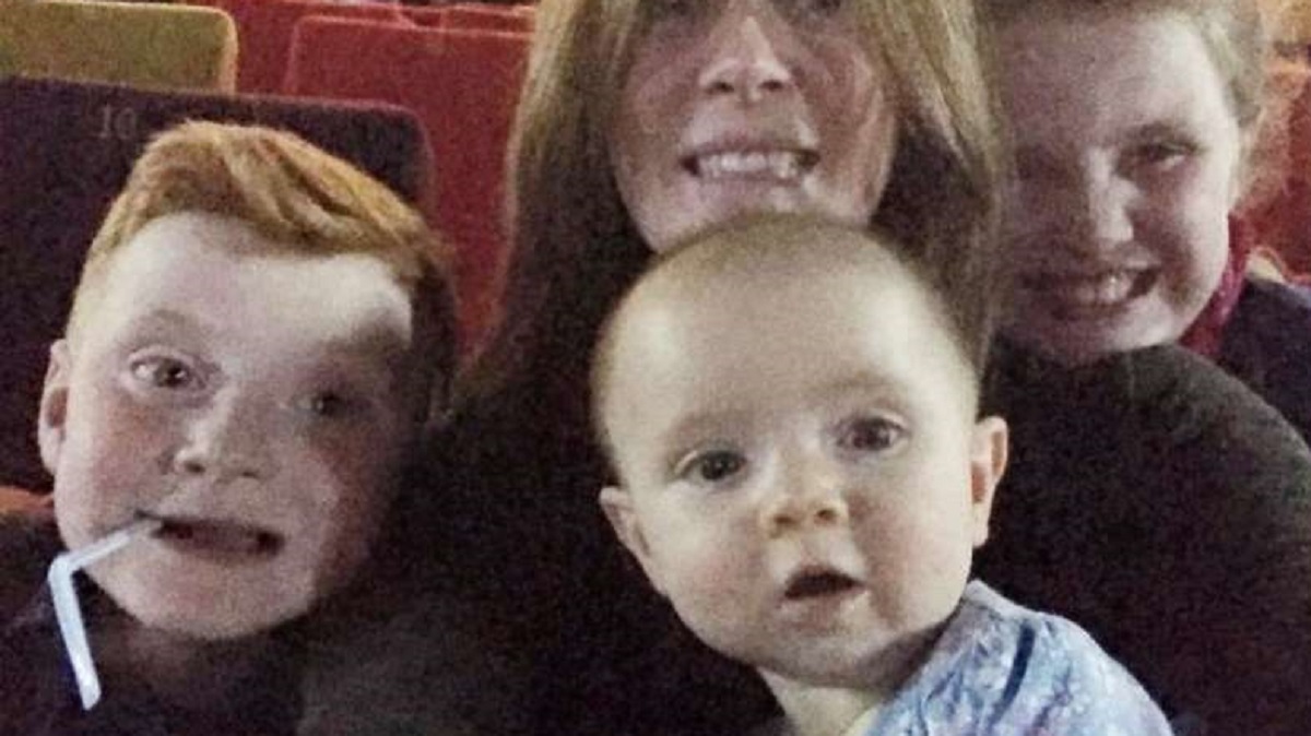 Mama zrobiła sobie w kinie zdjęcie z dziećmi. Dopiero później zauważyła szczegół, przez który nie może spać po nocach