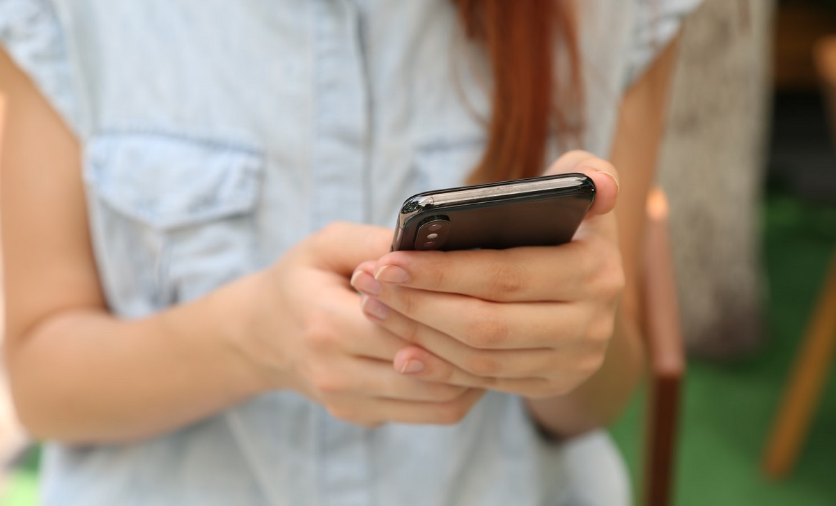 Przez 4 lat wysyłała SMS-y do zmarłego taty. Pewnego dnia otrzymała odpowiedź, która zwaliła ją z nóg, nie mogła powstrzymać łez