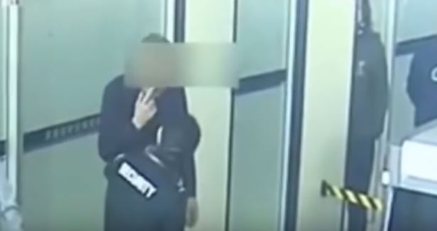 Ochroniarze zajrzeli mu do ust i nie wierzyli własnym oczom. Samolot odleciał bez niego