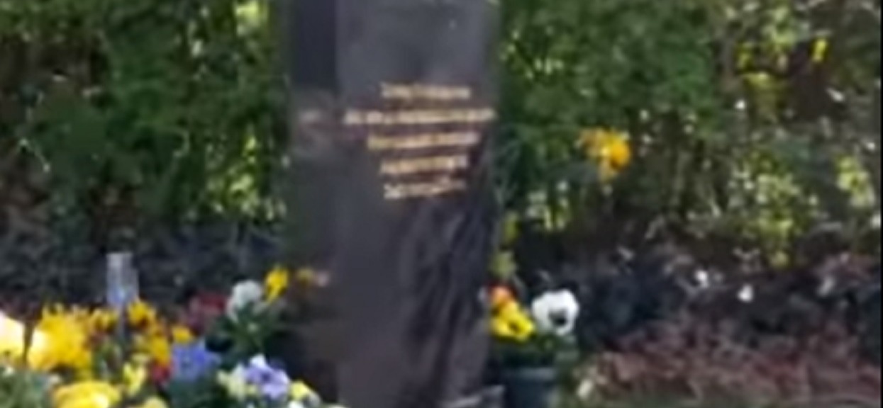 Usiadła przy grobie 4-letniego synka trzy lata po jego śmierci. Spostrzegła, co zaczyna się dziać, i aż zadygotała ze wzruszenia