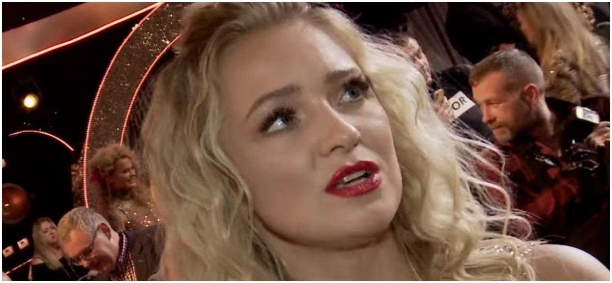 Jej tata umarł rok wcześniej. Tuż przed ślubem zobaczyła rozdzierające serce sceny przy grobie