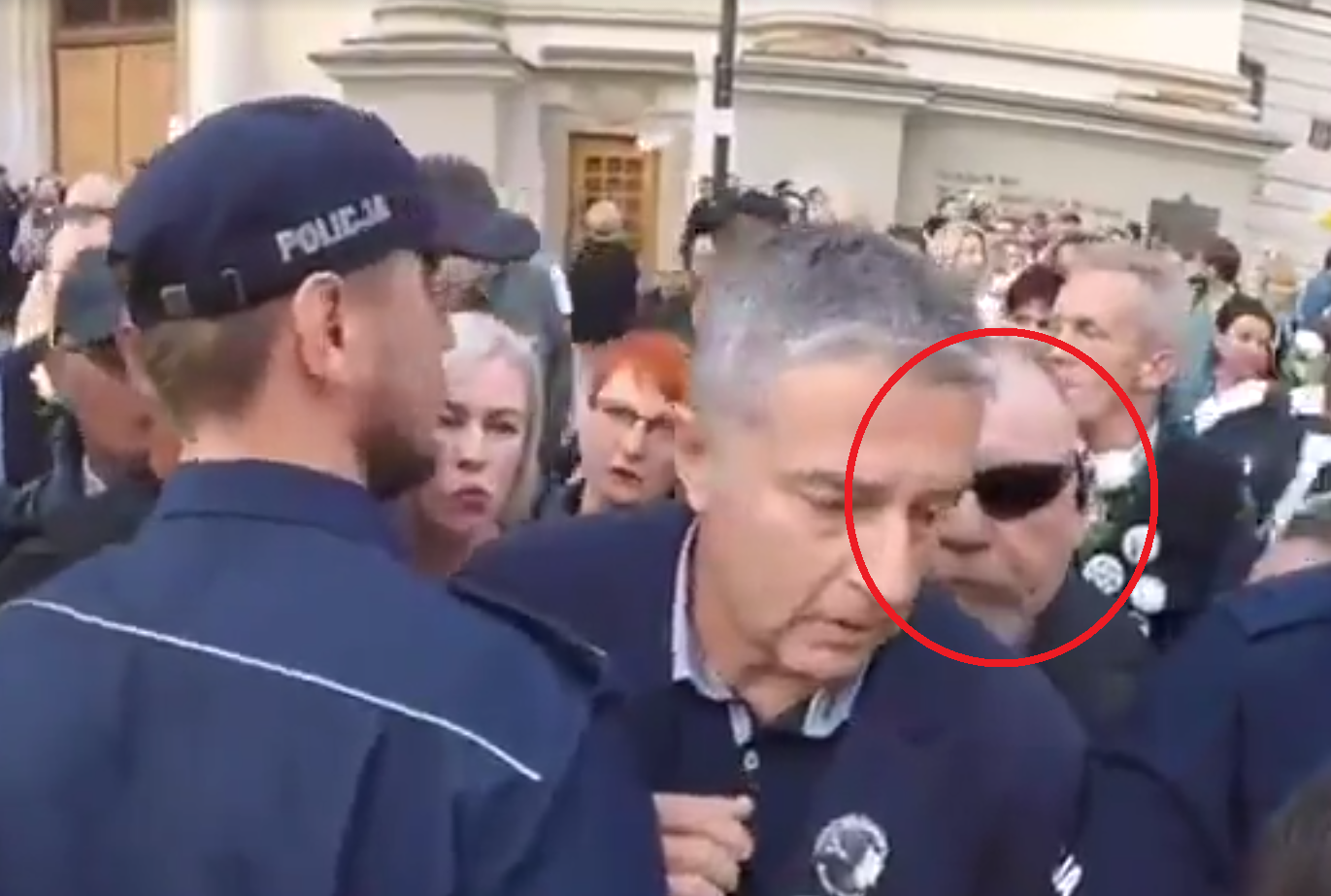 Kim są ci mężczyźni w okularach? Oto dwie TEORIE SPISKOWE! (VIDEO)