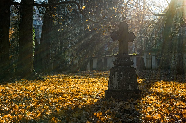 Kiedy żona umarła, mąż przychodził na cmentarz i odprawiał przy jej grobie zaskakujący rytuał. Po latach wydarzyła się cudowna rzecz