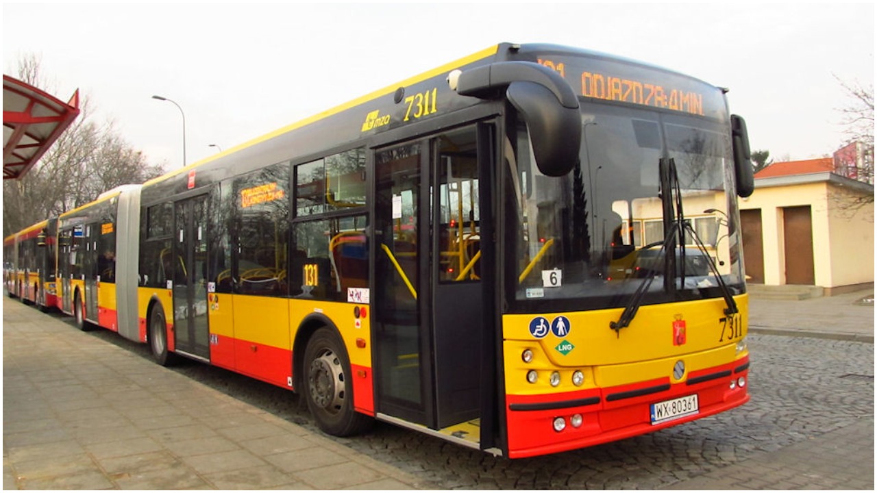 Warszawa: zboczeniec masturbuje się przy dzieciach w komunikacji miejskiej. Wszystko dzieje się w obleganej linii autobusowej