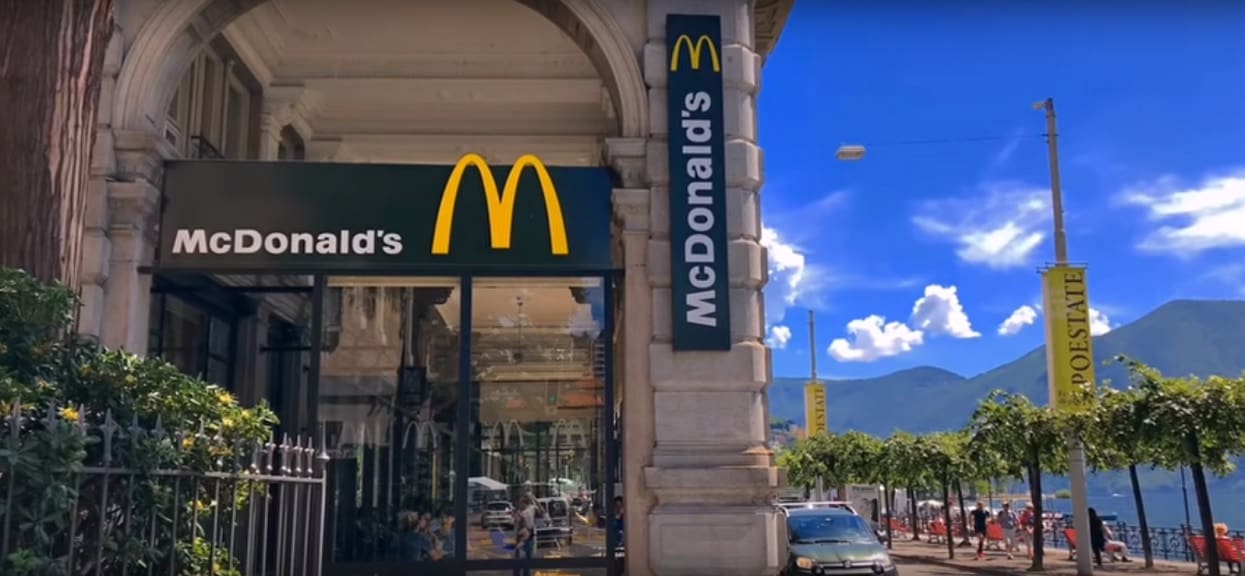 Chciał zjeść posiłek w McDonald's, wtedy dostrzegł jeden szczegół. Wyjął telefon i sfotografował okropny widok (zdjęcia)