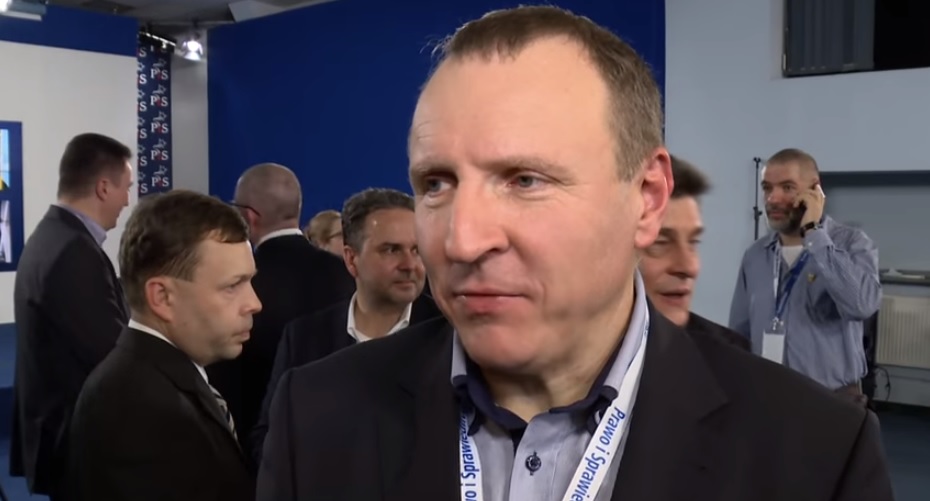 Mówią o nim "Misiewicz TVP". Nawet bez matury stał się prawą ręką Kurskiego