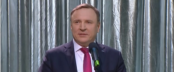 Ujawniono ile zarabia "misiewicz Kurskiego". Niedawno zdawał maturę, bajońska suma