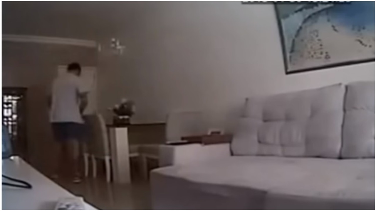Zamontowała ukrytą kamerę w salonie. Od razu zerwała zaręczyny, a okropne nagranie wrzuciła do sieci