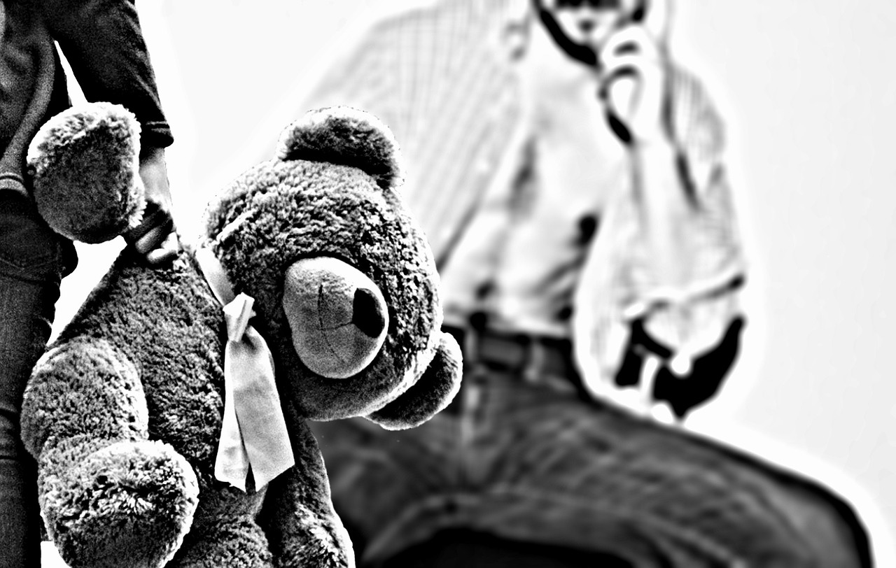 Skazano go za pedofilię, po wyroku założył Stowarzyszenie Obrony Praw Dziecka i Rodziny. Najgorsze jest to, co robi żonie i dzieciom