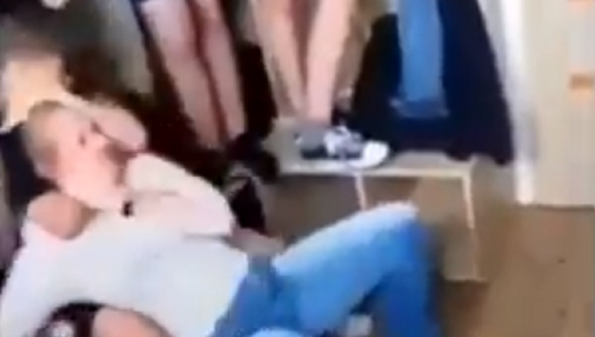 Wszyscy nagrywali i mu kibicowali. Nastolatek dusił do nieprzytomności koleżankę w szkolnej szatni