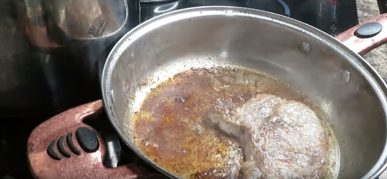 Kotlety schabowe w sosie rodzynkowym smakują jak danie z 5-cio gwiazdkowej restauracji. Przepis jest śmiesznie prosty, a smak nieziemski