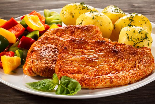 Kotlety schabowe z brązowym cukrem rozpieszczą każde podniebienie. Przepis jest dziecinnie prosty, aż żal nie spróbować