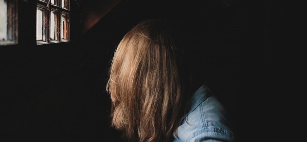 Zdjęcie uśmiechniętego noworodka wtulonego w mamę obiegło cały świat. Kryje się za nim tak tragiczna historia, że rozdziera serce na milion kawałków