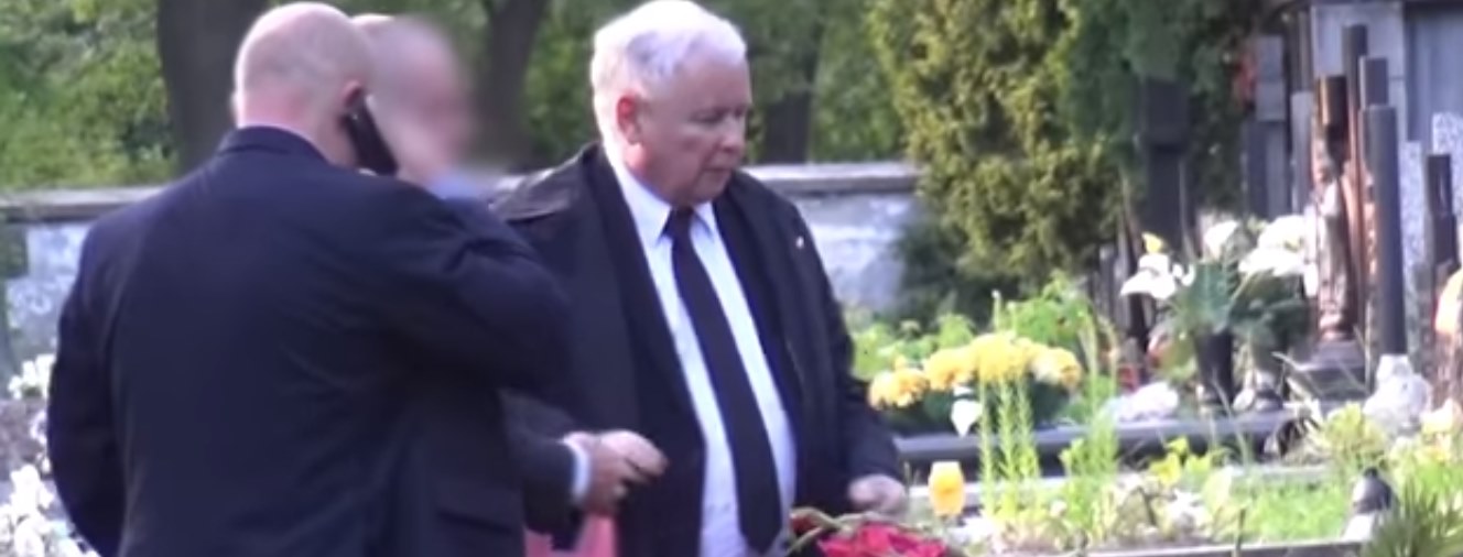Zrobili Kaczyńskiemu bardzo wymowną fotografię na cmentarzu. "Cała Polska na jednym zdjęciu"