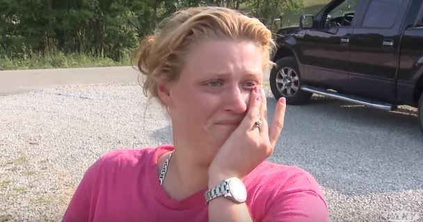2 dni trwały poszukiwania jej 2-letniej córki. Znaleźli ją, a matka zobaczyła, kto był przy niej cały czas i zalała się łzami