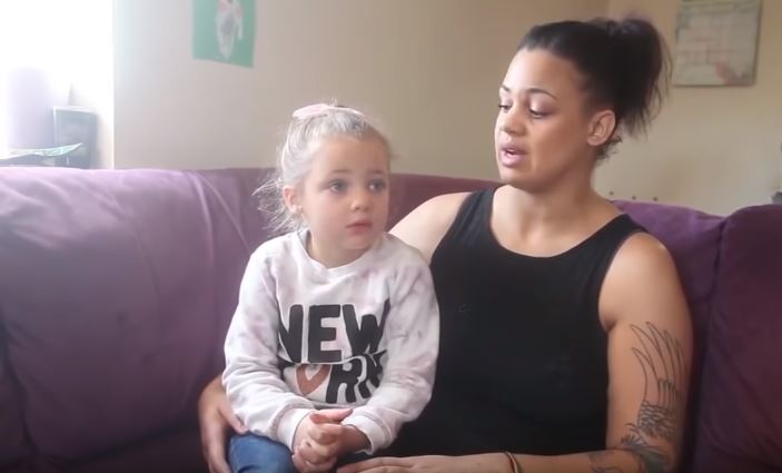 Mama pozwoliła 4-latce samej pójść do WC w McDonaldzie. Po chwili dziewczynka wybiegła z płaczem i zerwaną skórą