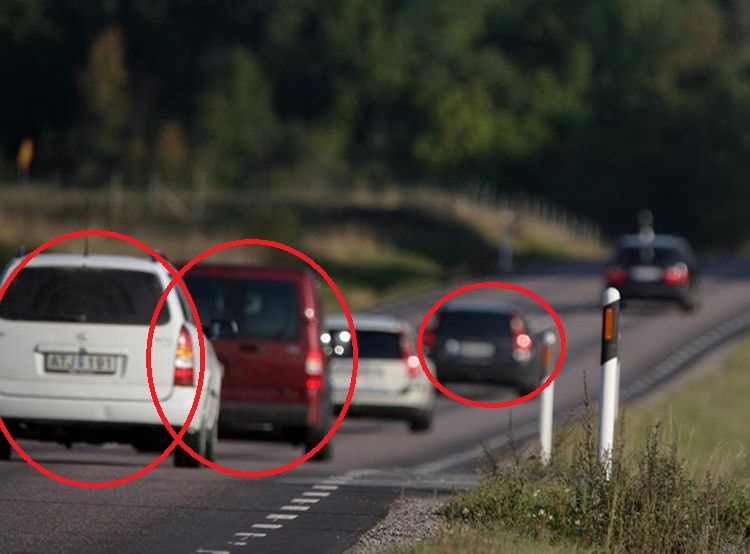 Jechała autostradą, nagle osaczyły ją inne auta. Po chwili dotarło do niej, co się dzieje i kazała synowi dzwonić po policję