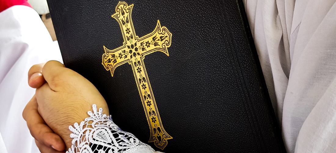 Córka wróciła do domu z potwornym bólem głowy. Dopiero wtedy poznali prawdę o tym, co ksiądz robił dzieciom w szkole