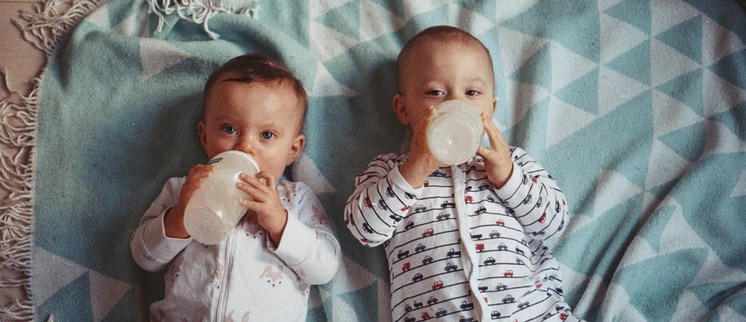 Mama wróciła z kuchni, spojrzała na córki bliźniaczki i nagle pobladła. Odkryła swoją ogromną pomyłkę