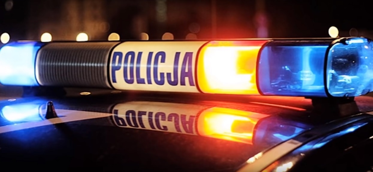 Sąsiedzi usłyszeli dziwny hałas. Po kilku godzinach było wiadomo, jak straszną rzecz młodemu chłopakowi zrobił tata z młodszym bratem
