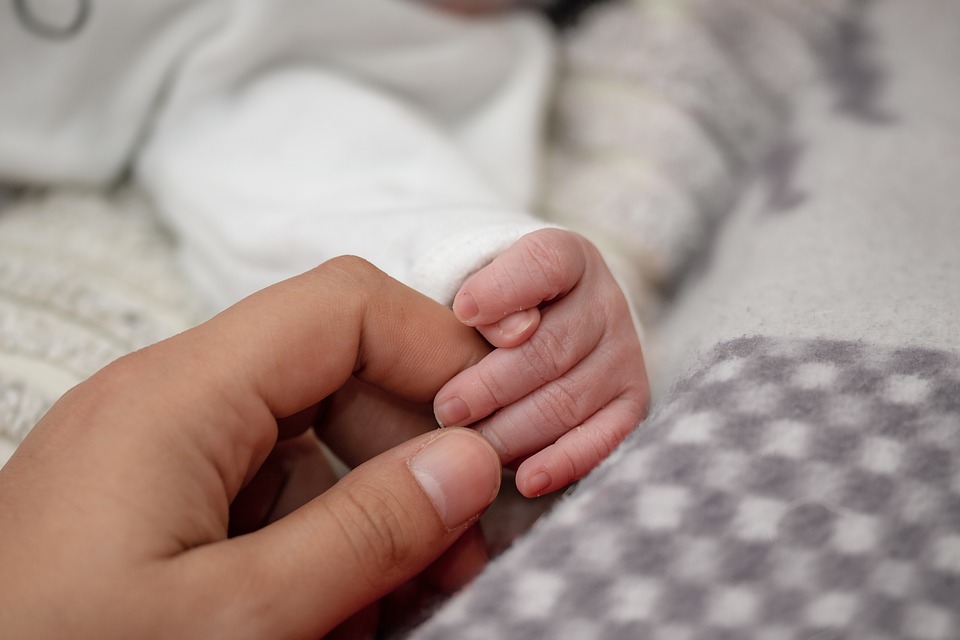W polskim szpitalu urodziły się bliźniaki o różnym kolorze skóry. Ich mama wyjawiła mediom całą prawdę