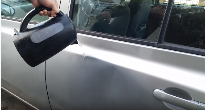 Widzisz, że ktoś polewa auto wrzątkiem z czajnika? Dzięki temu zaoszczędził mnóstwo pieniędzy