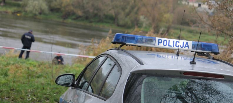 Nastolatka wybrała się z psem na spacer wzdłuż rzeki, zauważyła w wodzie dziwną rzecz. Kiedy podeszła bliżej, jej oczom ukazał się makabryczny widok