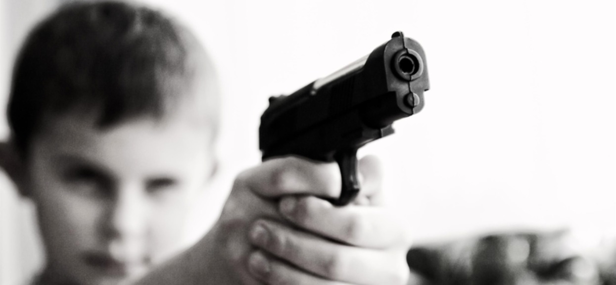 69-latek chciał tylko upomnieć dzieci, by były ciszej. Jedno z nich wyciągnęło zabawkowy pistolet, chwilę później mężczyzna już nie żył