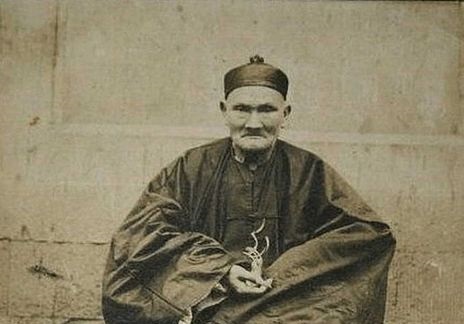 256-letni mężczyzna przed śmiercią wyjawił swój największy sekret. Miał tyle żon i dzieci, że można złapać się za głowę