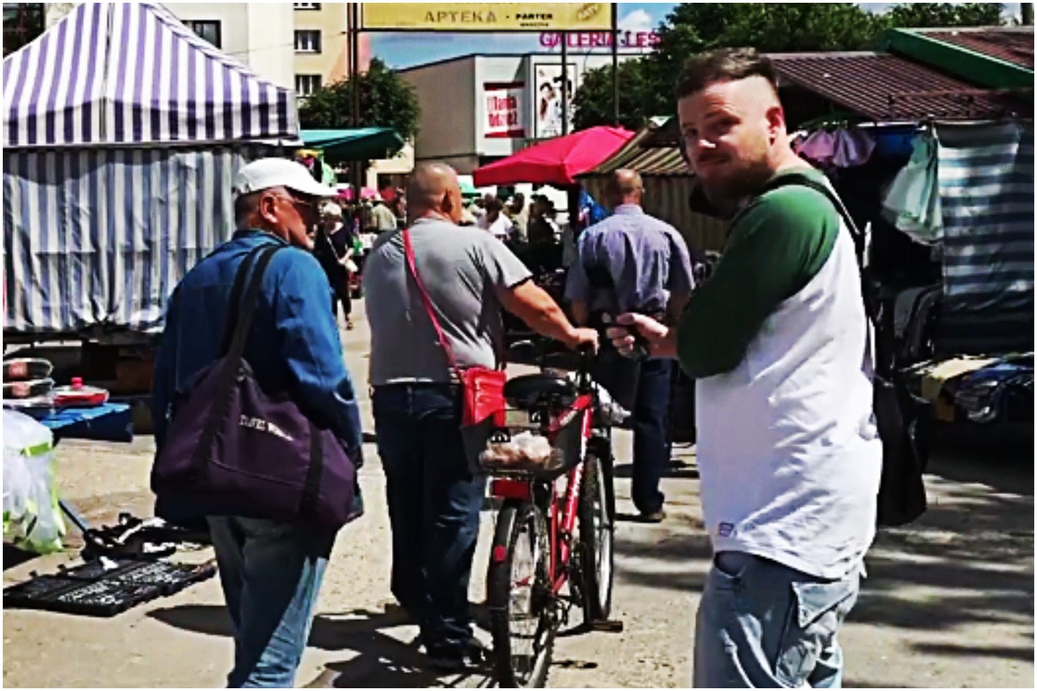Handlarze spod Puszczy POGONILI dziennikarza Wyborczej. Chcieli go przywiązać do regału (VIDEO)