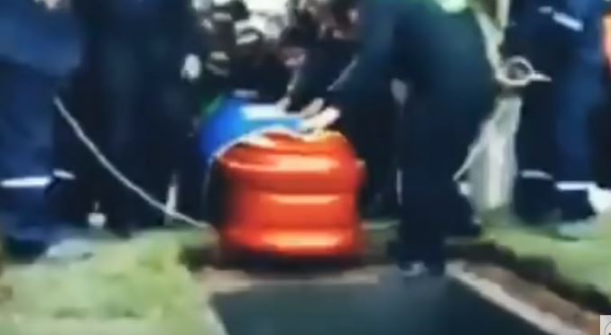 Na pogrzebie nagle wybrzmiały przeraźliwe krzyki. Otworzyła się trumna i wszyscy ujrzeli makabryczny widok
