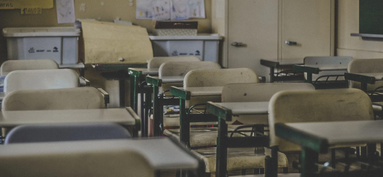 Uczniowie z polskiej miejscowości mieli już dość. Ostatecznie przegonili księdza ze szkoły
