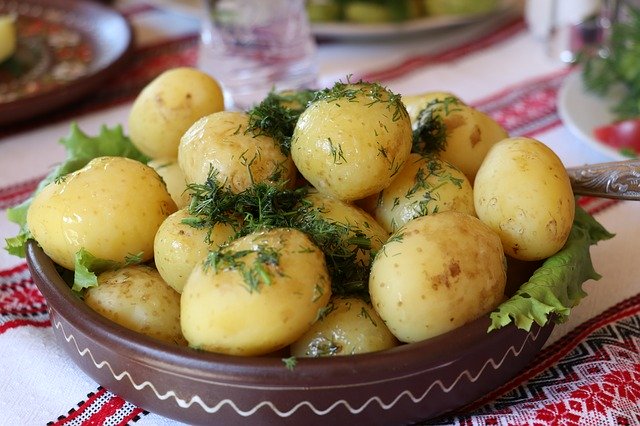 Ziemniaki przygotowane w ten sposób to prawdziwe niebo w gębie! Pomysł Kuronia pokochają wszyscy