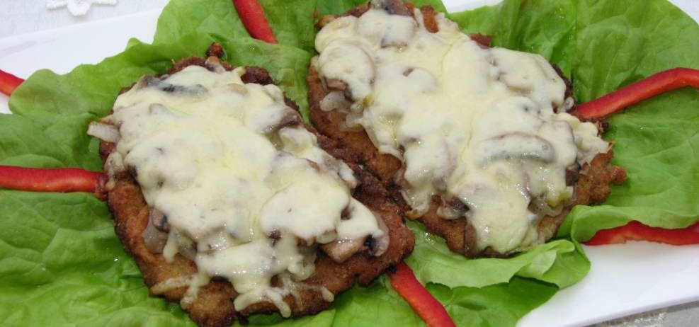 Kotlet schabowy po kowalsku nie tylko bosko wygląda, ale też smakuje jak kulinarne cudo. Wystarczy prosta zmiana w tradycyjnym przepisie