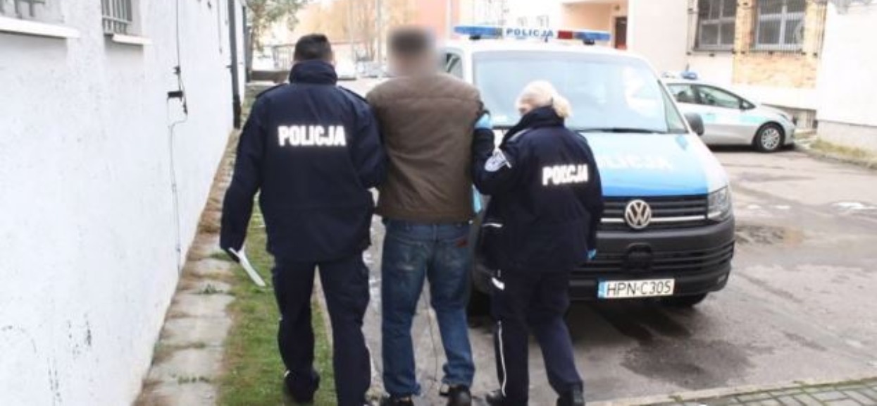 Na oczach synów bez opamiętania dźgał nożem matkę. Rzucili się na niego, chociaż nie mieli szans, tragiczny finał