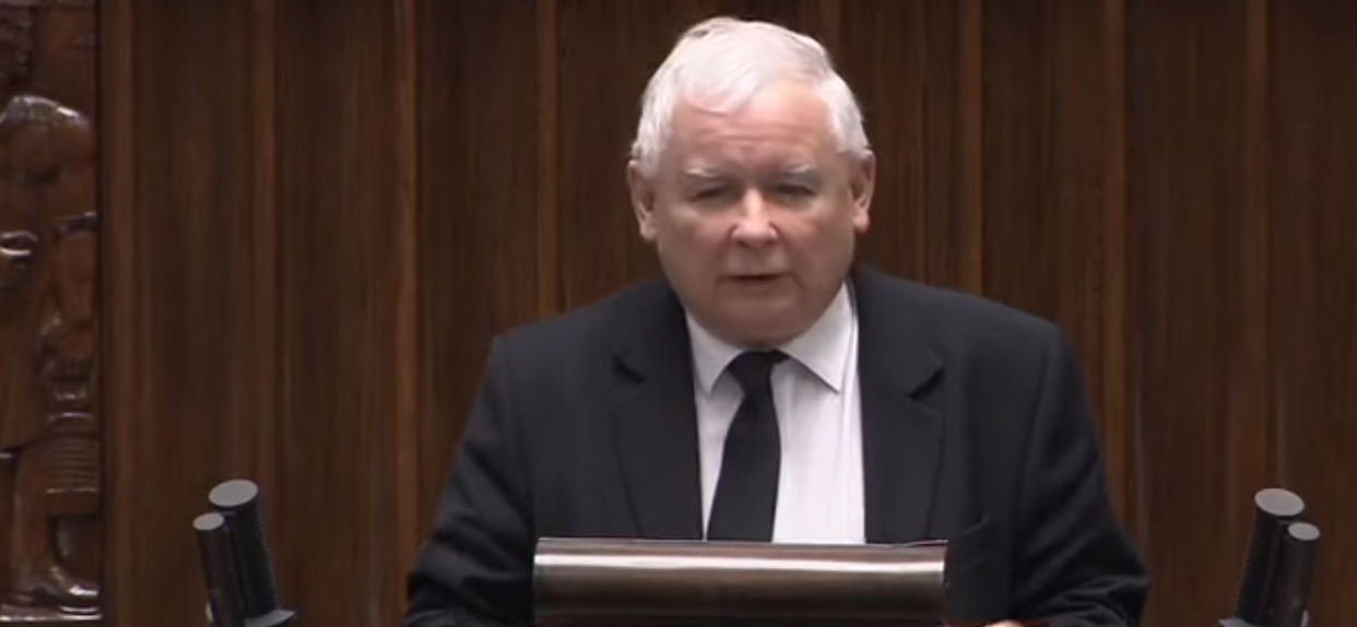 Jarosław Kaczyński obiecał podwyżki wynagrodzeń. Burmistrz z PiS mówi jak jest rzeczywiście: nie ma pieniędzy, trzeba obcinać etaty