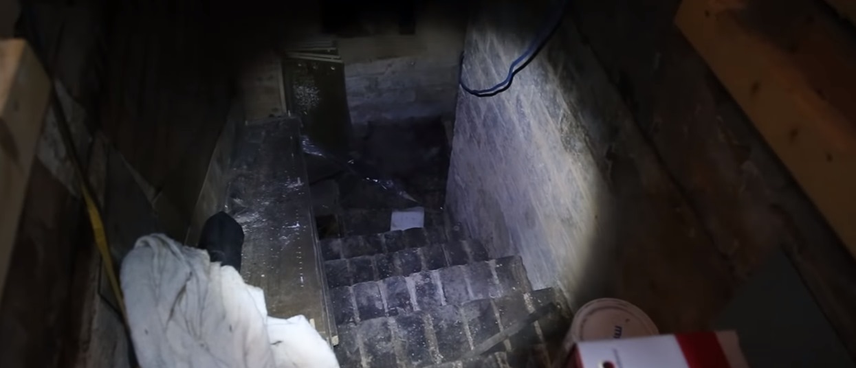 Odkrył tajemne drzwi w piwnicy. Jego ciało zaczęło drżeć na widok sceny jak z horroru, od razu złapał za kamerę
