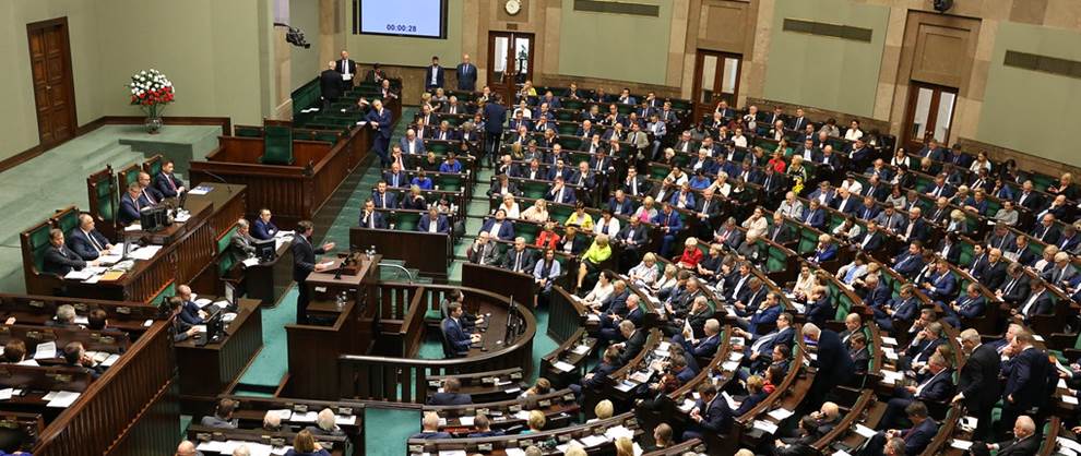 Posłowie załatwiają sobie gigantyczne emerytury. Zwykli obywatele mogą tylko pomarzyć