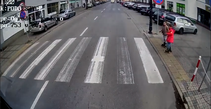 Kamera w autobusie zarejestrowała wstrząsające sceny. Zobaczyli nagranie i odebrało im mowę, straszne